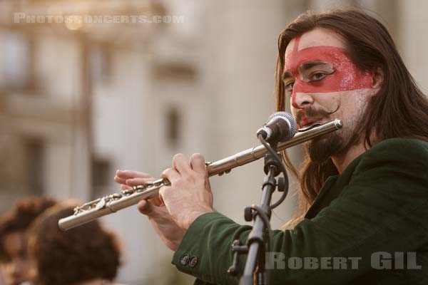 DEVENDRA BANHART - 2005-09-28 - PARIS - Place de la Bourse - 